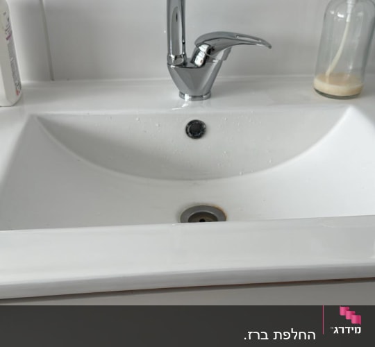 כיור עם ברז ומתקן לסבון